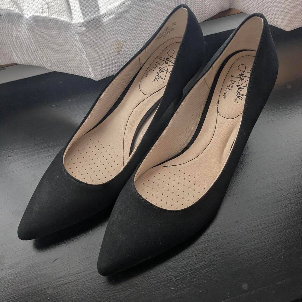 Black pointed toe heels basic, classic, old money